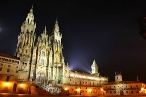 http://www.e-global.es/viaje-turismo-online/wp-includes/graficos/santiago-de-compostela-noche-catedral.jpg